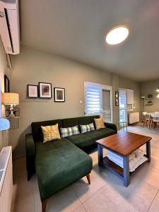 a living room with a green couch and a table at Seebloom in Perea