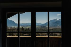 于贝尔塞ALPENHOF Westerbuchberg的从窗户看到的山景