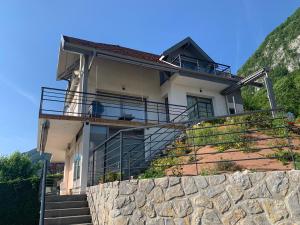 维里尔·杜·拉克Casa Elisa的石墙顶部的房子