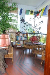 ein Wohnzimmer mit Sofa und Bücherregal in der Unterkunft Mansarover Home Stay in Kalimpong