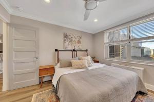 Ένα ή περισσότερα κρεβάτια σε δωμάτιο στο "the Peach" Downtown Condo W Balcony, Sleeps 4