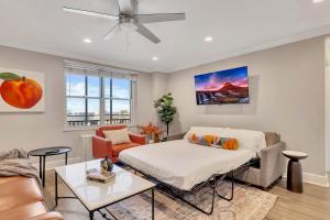 Χώρος καθιστικού στο "the Peach" Downtown Condo W Balcony, Sleeps 4