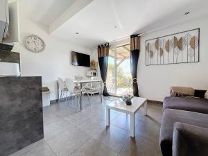 Μια τηλεόραση ή/και κέντρο ψυχαγωγίας στο Mini Villa Santa Giulia double vue mer à 5 min de la plage à pied