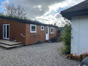 a couple of small houses in a yard at Spean Bridge Chalet in Spean Bridge