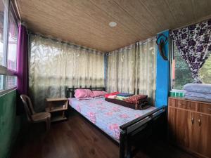 Postel nebo postele na pokoji v ubytování ANURAG HOMESTAY