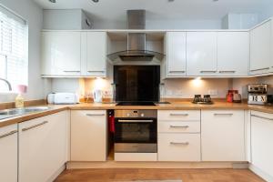Kuchyň nebo kuchyňský kout v ubytování Leamington 4BR 4BA Executive