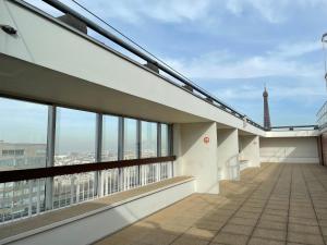 En balkon eller terrasse på Paris 4U
