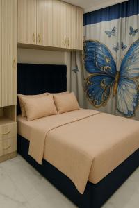 塞得港Family-Friendly Stays at Porto Said Chalets的卧室里有一张床和一幅蓝色蝴蝶窗帘