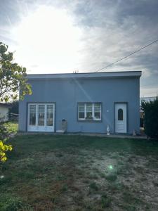 a blue house with a yard in front of it at Mimi in Quend