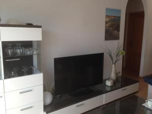 einen Flachbild-TV auf einer Kommode in der Unterkunft 3 BEDROOM LUXURY PENTHOUSE, BEACH, POOL, and GOLF, WIFI, Large TV SATELLITE,GARAGE in Vinarós