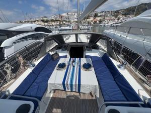 un barco está atracado en un puerto deportivo en Beverflor des mers, en Sitges