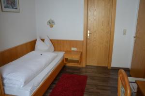 Postel nebo postele na pokoji v ubytování Gästehaus Klug