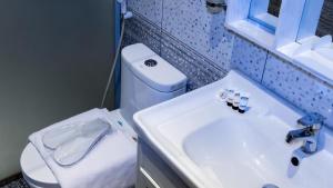a bathroom with a white sink and a toilet at شقق البيلسان الذهبي للشقق المخدومة in Jeddah +31 photos