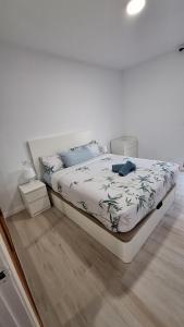 1 cama en un dormitorio blanco con una pared blanca en Perla 5, primera línea de playa y centrico, en Fuengirola 48 fotos más