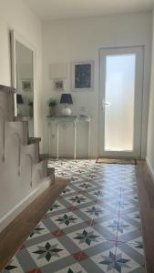 una camera con corridoio, porta e piano di Quinta dos Canais a Setúbal