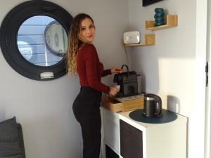 Příslušenství pro přípravu čaje a kávy v ubytování Alghero Houseboat Seabreeze 2