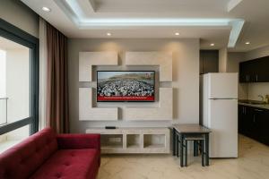 El-ManâkhEscape to a Luxury Chalet in Porto Said的客厅配有红色沙发和冰箱