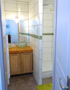A bathroom at Le Clos Saint Elme