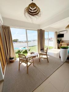 salon ze stołem i krzesłami i widokiem na ocean w obiekcie Hotel Selva Arenal w El Arenal +37 zdjęć