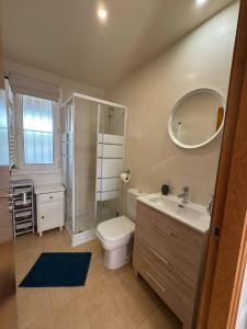 Un baño con inodoro, lavabo y espejo. en villa casa Aymlo, en Torre-Pacheco