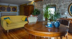 un soggiorno con un tavolo e un divano di Old House a Vodice Altre 12 foto