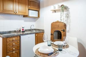Kuchyň nebo kuchyňský kout v ubytování Apartamentos Rurales La Laguna Somiedo