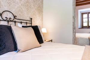 Postel nebo postele na pokoji v ubytování Apartamentos Rurales La Laguna Somiedo