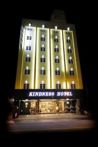 台南的住宿－康橋商旅- 台南赤崁樓館，一座有灯光的建筑,晚上有一间友好的酒店