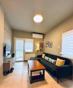 a living room with a green couch and a table at Seebloom in Perea