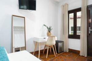TV a/nebo společenská místnost v ubytování Hotel Boutique Puerta del Rincón + 35 fotografií