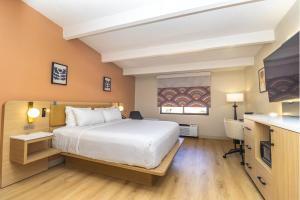 Postel nebo postele na pokoji v ubytování Ramada by Wyndham Davenport Orlando South