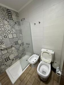 a bathroom with a toilet and a shower and a sink at Los Olivos in Federación +23 photos