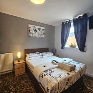 Кровать или кровати в номере Denville Hotel