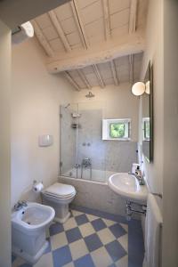 LamoleにあるElegant Villa with private pool inside Chiantiのトイレ、洗面台、シャワー付きのバスルーム