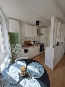 kuchnia ze stołem i jadalnią w obiekcie Appartement de charme Rouen w Rouen