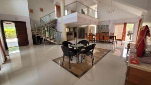 Gallery image of Aanandi Bunglow 3Bhk in Parhūr +3 photos