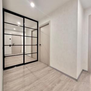 una stanza vuota con una porta e una finestra di ApartPoltava Graphite Luxe Ремонт 2025 Престижна новобудова в ЦЕНТРІ міста a Poltava