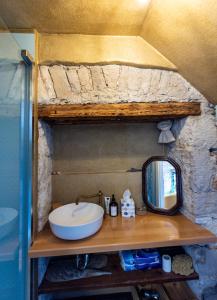 un bagno con un lavandino e uno specchio su un bancone di Old House a Vodice