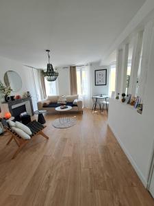 salon z kanapą i stołem w obiekcie Appartement de charme Rouen w Rouen