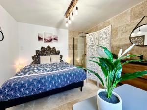 Postel nebo postele na pokoji v ubytování La Chambre Améthyste + 37 fotografií