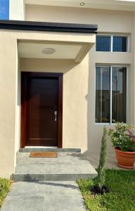 a front door of a house with a plant at Tu hogar en Casa Valencia in San Pedro Sula