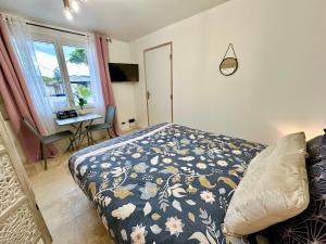 Postel nebo postele na pokoji v ubytování La Chambre Améthyste