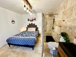 Postel nebo postele na pokoji v ubytování La Chambre Améthyste
