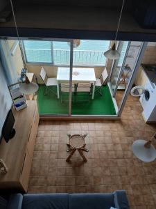 an overhead view of a room with a table and chairs at Appartement 2 chambres dans la marina in Saint-Cyprien-Plage