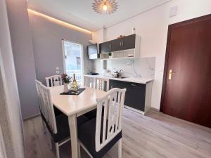eine Küche und ein Esszimmer mit Tisch und Stühlen in der Unterkunft Adalina Holiday Apartament- Paralia Beach in Paralia Katerinis