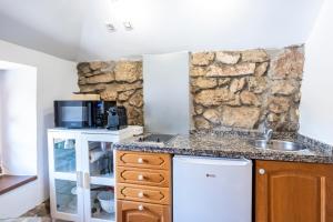 Kuchyň nebo kuchyňský kout v ubytování Apartamentos Rurales La Laguna Somiedo