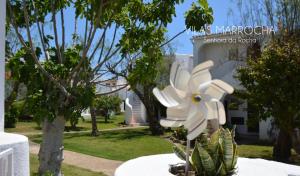 Una gran escultura blanca frente a un edificio. en Marrocha Club, en Porches 3 fotos más