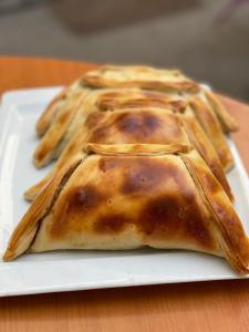 un plato blanco de comida en una mesa en BB Casita Blue M, en El Cerrillo