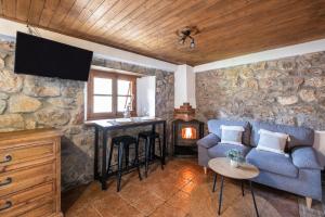 TV a/nebo společenská místnost v ubytování Apartamentos Rurales La Laguna Somiedo
