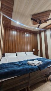 乌德尔格希Gomukh Hotel Uttarkashi的一间卧室,船上配有一张大床